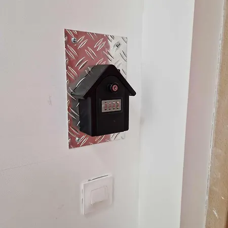 09 - Joli Avec 2 Lits, Equipe Pour 1, 2 Ou 3 Personnes Maximum, Vue Sur Parc Arbore, Parking Privatif Gratuit, Grand Fourgon Possible, Le Linge De Maison Est Fourni
