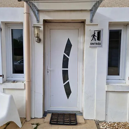 09 - Joli Avec Clim, 2 Lits, Un Lit Double Et Un Lit Simple, Equipe Pour 1, 2 Ou 3 Personnes Maximum, Vue Sur Parc Arbore, Parking Privatif Gratuit, Grand Fourgon Possible, Le Linge De Maison Est Fourni *