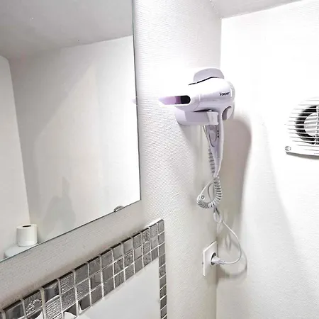 09 - Joli Avec 2 Lits, Equipe Pour 1, 2 Ou 3 Personnes Maximum, Vue Sur Parc Arbore, Parking Privatif Gratuit, Grand Fourgon Possible, Le Linge De Maison Est Fourni 公寓