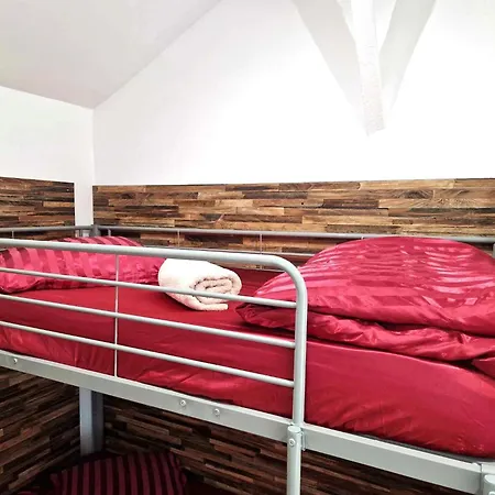 09 - Joli Avec 2 Lits, Equipe Pour 1, 2 Ou 3 Personnes Maximum, Vue Sur Parc Arbore, Parking Privatif Gratuit, Grand Fourgon Possible, Le Linge De Maison Est Fourni